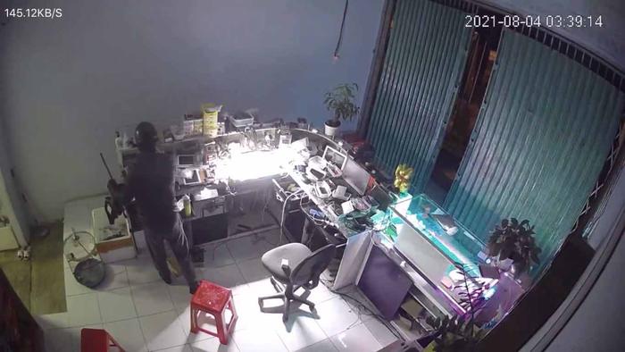 Camera quan sát lật mặt tên trộm có 4 tiền án