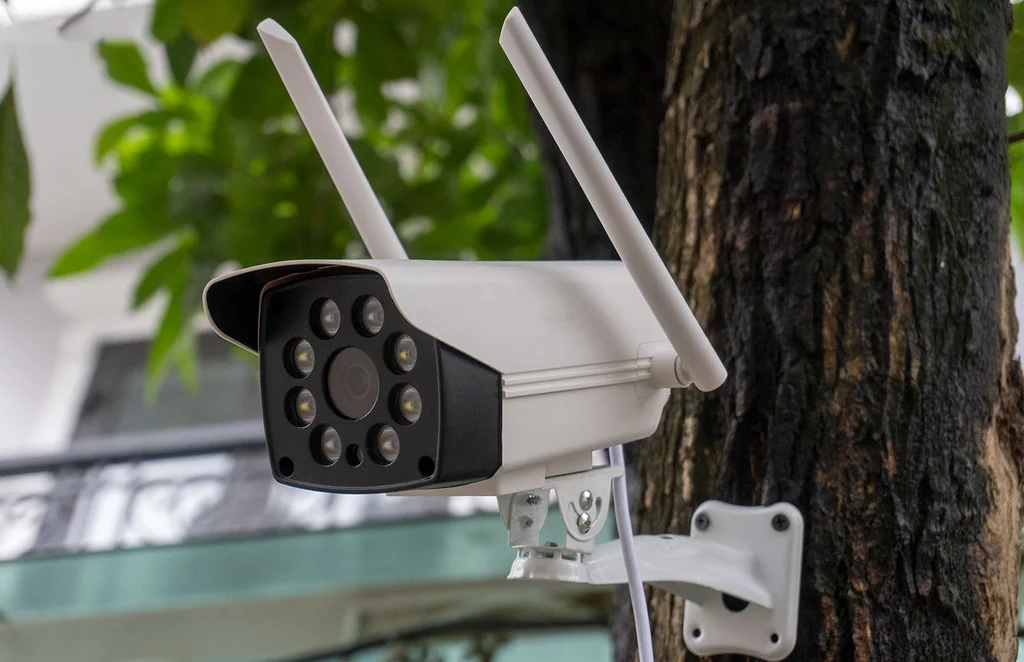 Lắp đặt camera tại vị trí cửa sau của nhà