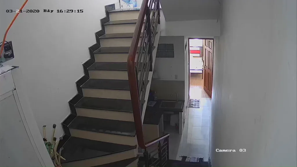 Lắp đặt camera tại vị trí cầu thang hoặc hành lang