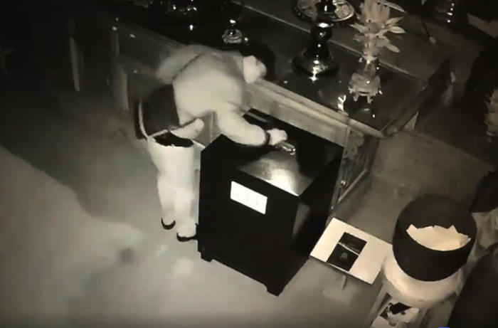 Camera ghi lại cảnh kẻ trộm phá hòm công đức trong chùa tại Vũng Tàu